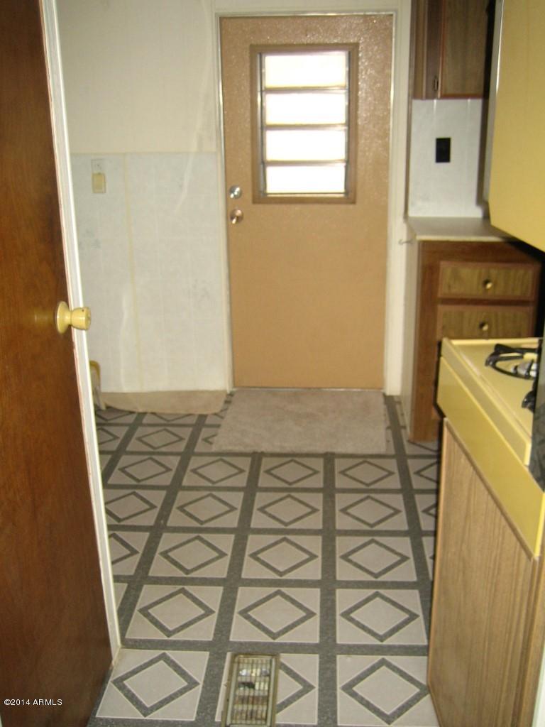 2227 South Descanso Road Apache Junction, AZ 85119 - Photo 17 of 21 15 back door to screened in patio