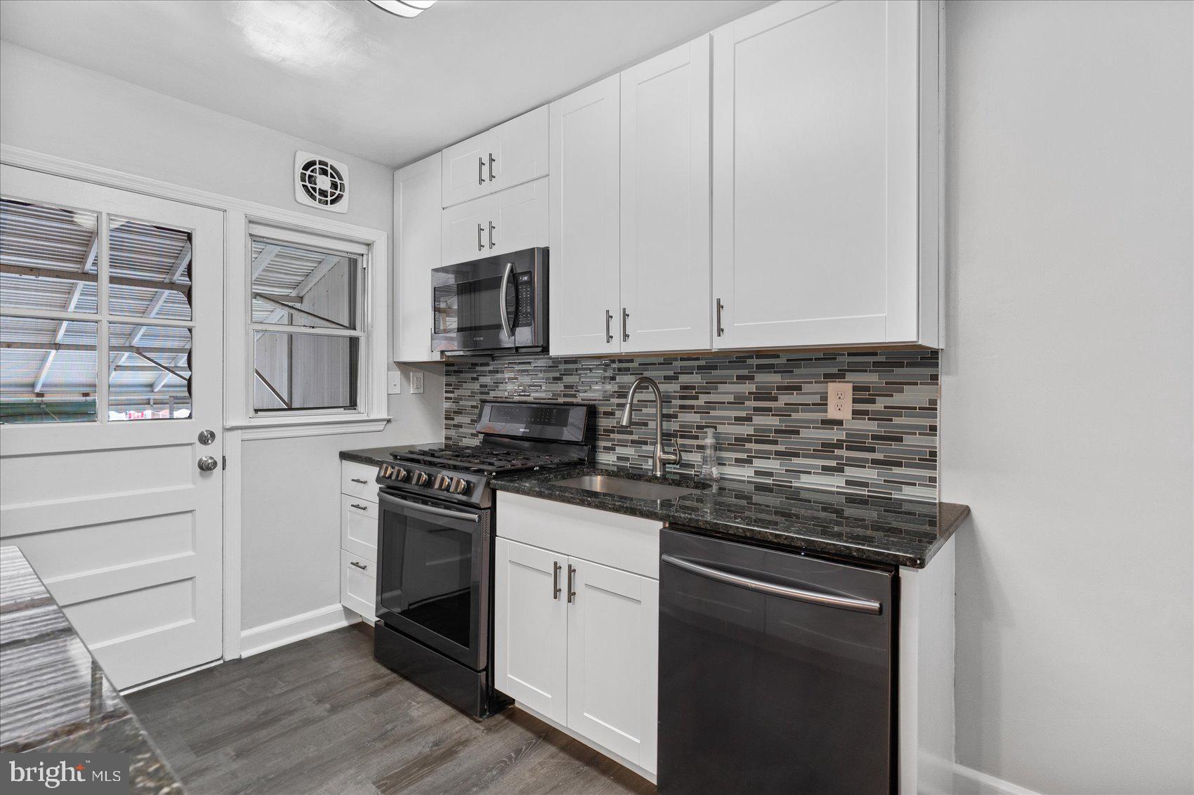 2230 Firethorn Road Baltimore, MD 21220 - Photo 11 of 35 Tile backsplash with granite countertops!!
