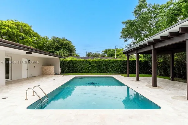 a view of a house with backyard and porch