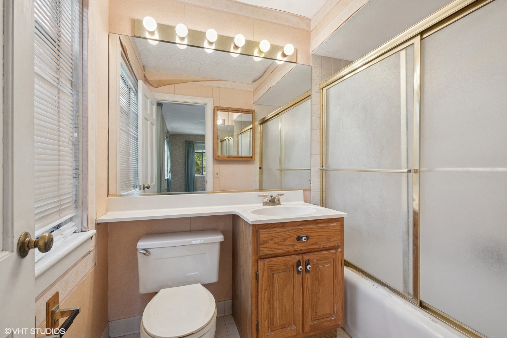 1288 Sunview Lane Winnetka, IL 60093 - Photo 16 of 25 a bathroom with a toilet a sink and a mirror