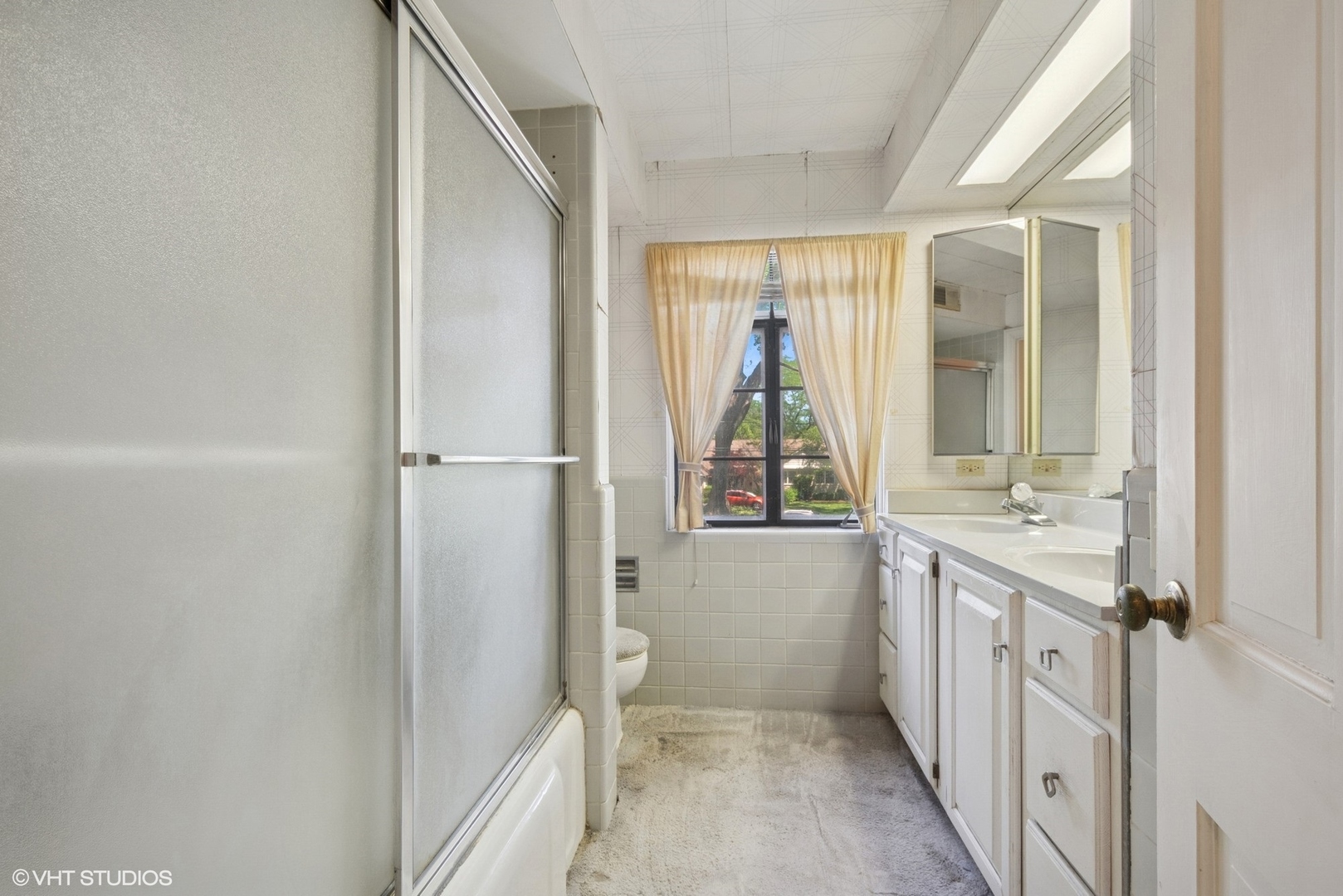 1288 Sunview Lane Winnetka, IL 60093 - Photo 20 of 25 a bathroom with a double vanity sink a mirror and a bathtub