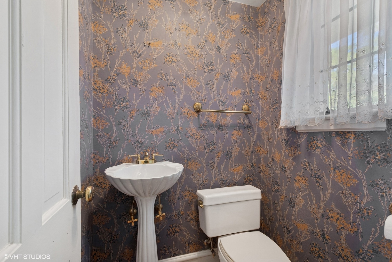 1288 Sunview Lane Winnetka, IL 60093 - Photo 21 of 25 a bathroom with a toilet sink and mirror