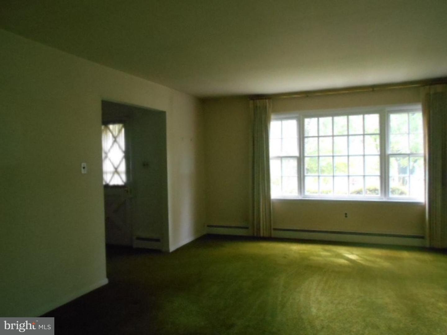 723 Pine Ridge Road Media, PA 19063 - Photo 3 of 20 Living Room