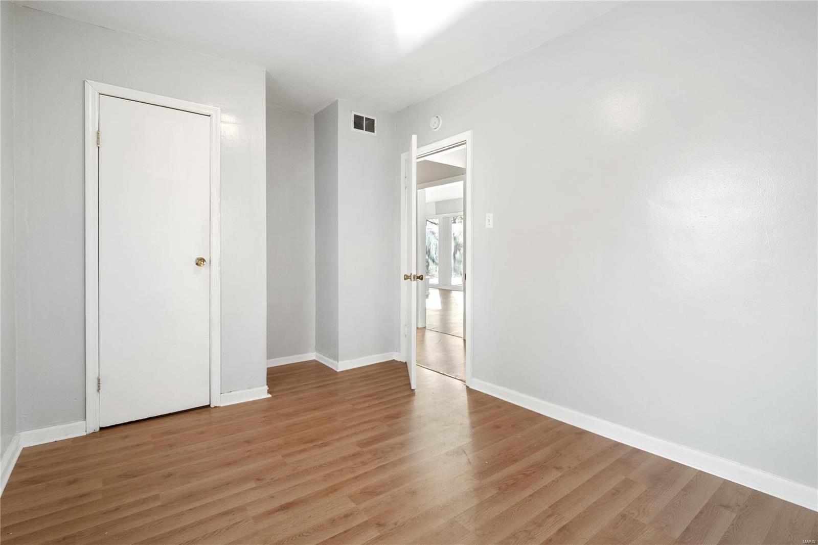 548 Chambers Road St. Louis, MO 63137 - Photo 8 of 13 Gallery Image 8