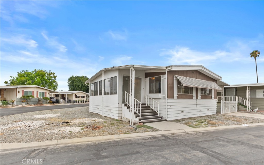 9391 California Avenue, Unit 17 Riverside, CA 92503 - Photo 4 of 24