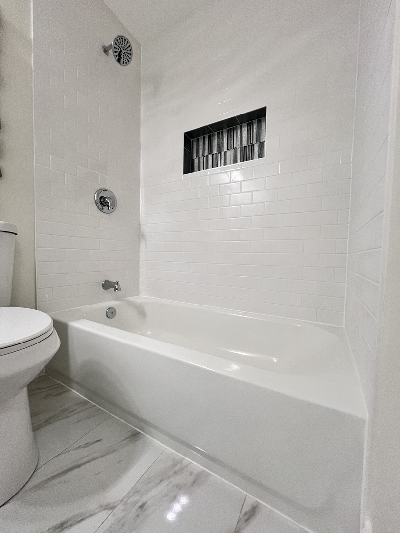 16607 Winchester Avenue Markham, IL 60428 - Photo 14 of 32 a bathroom with a bathtub and a toilet
