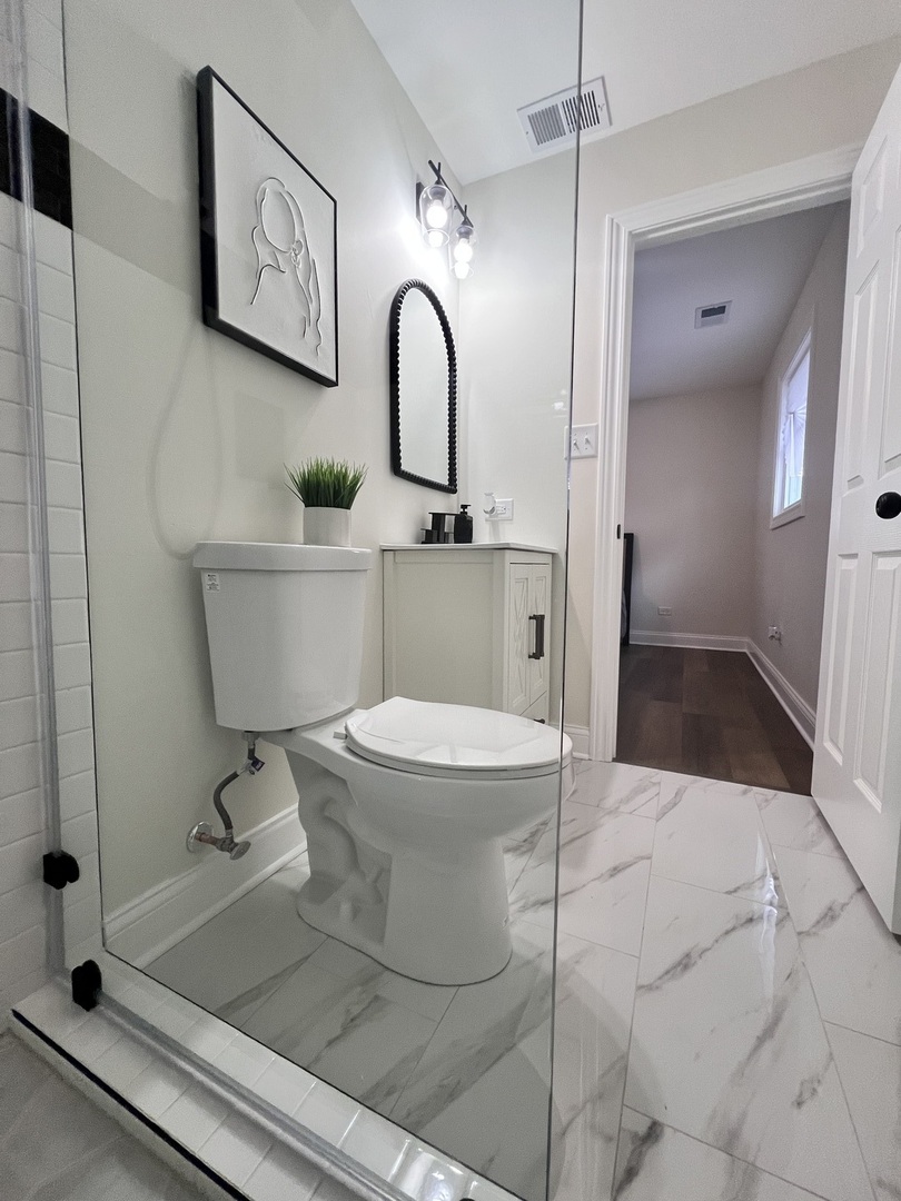 16607 Winchester Avenue Markham, IL 60428 - Photo 28 of 32 a bathroom with a toilet sink and a mirror