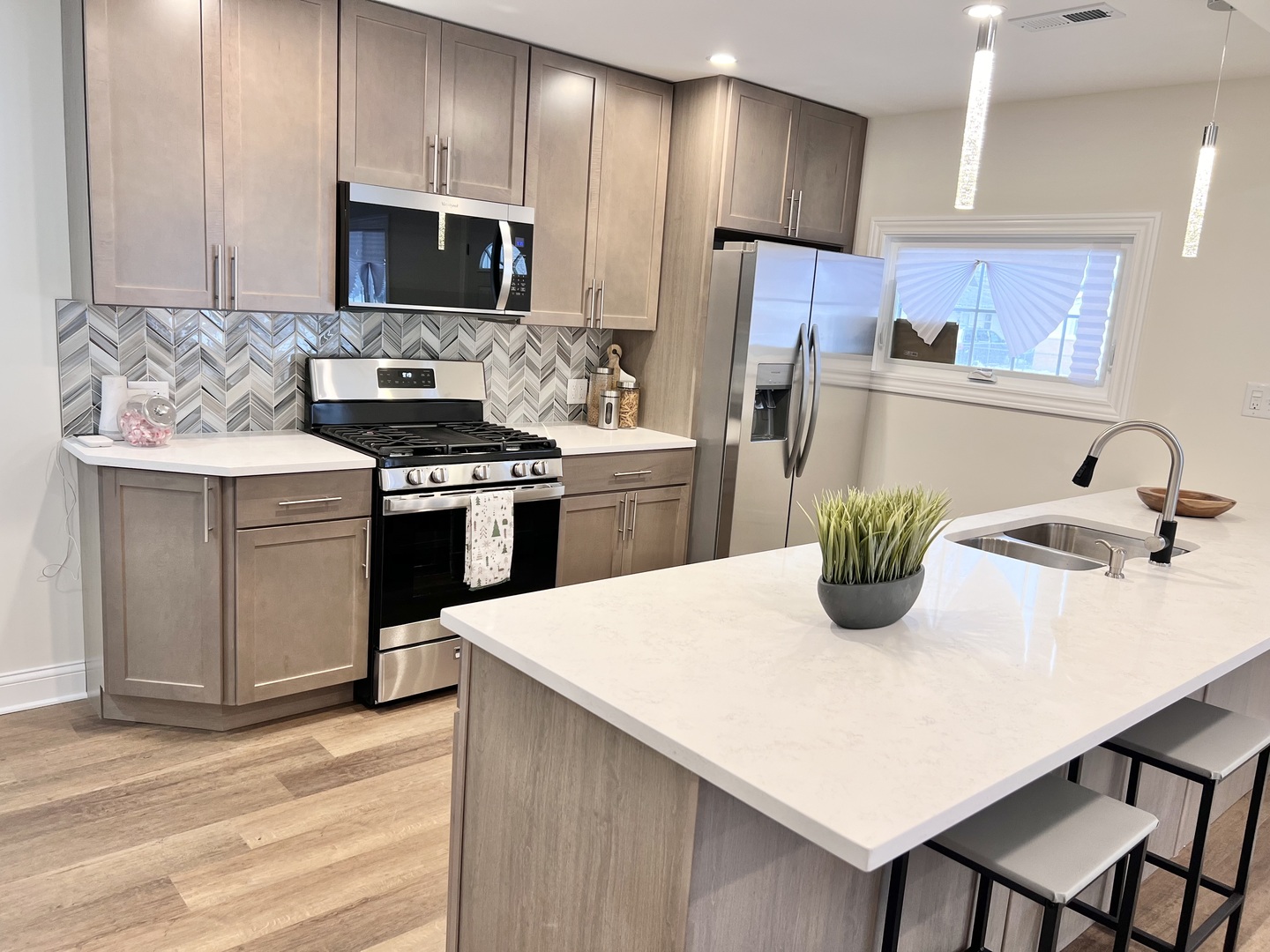 16607 Winchester Avenue Markham, IL 60428 - Photo 8 of 32 a kitchen with a stove a refrigerator and a sink