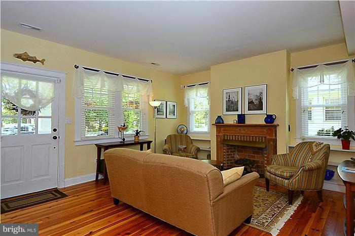 26 Decatur Avenue Annapolis, MD 21403 - Photo 9 of 30 Living Room