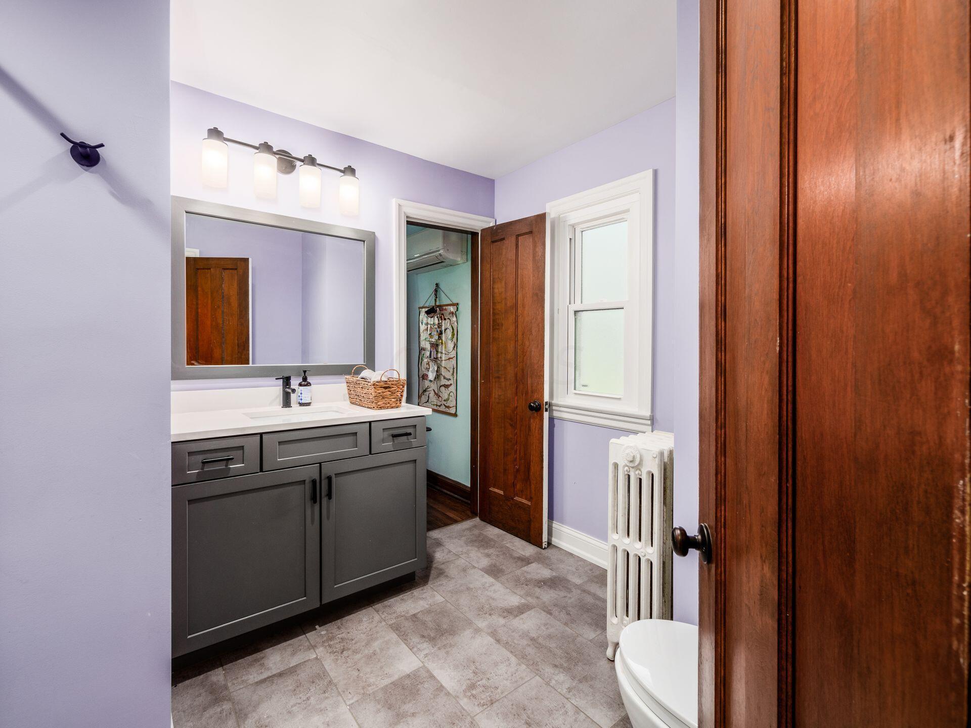80 West Cooke Road Columbus, OH 43214 - Photo 24 of 48 Remodeled bath view 2-- Jack & Jill bath between bedroom 1 & bedroom 2.
