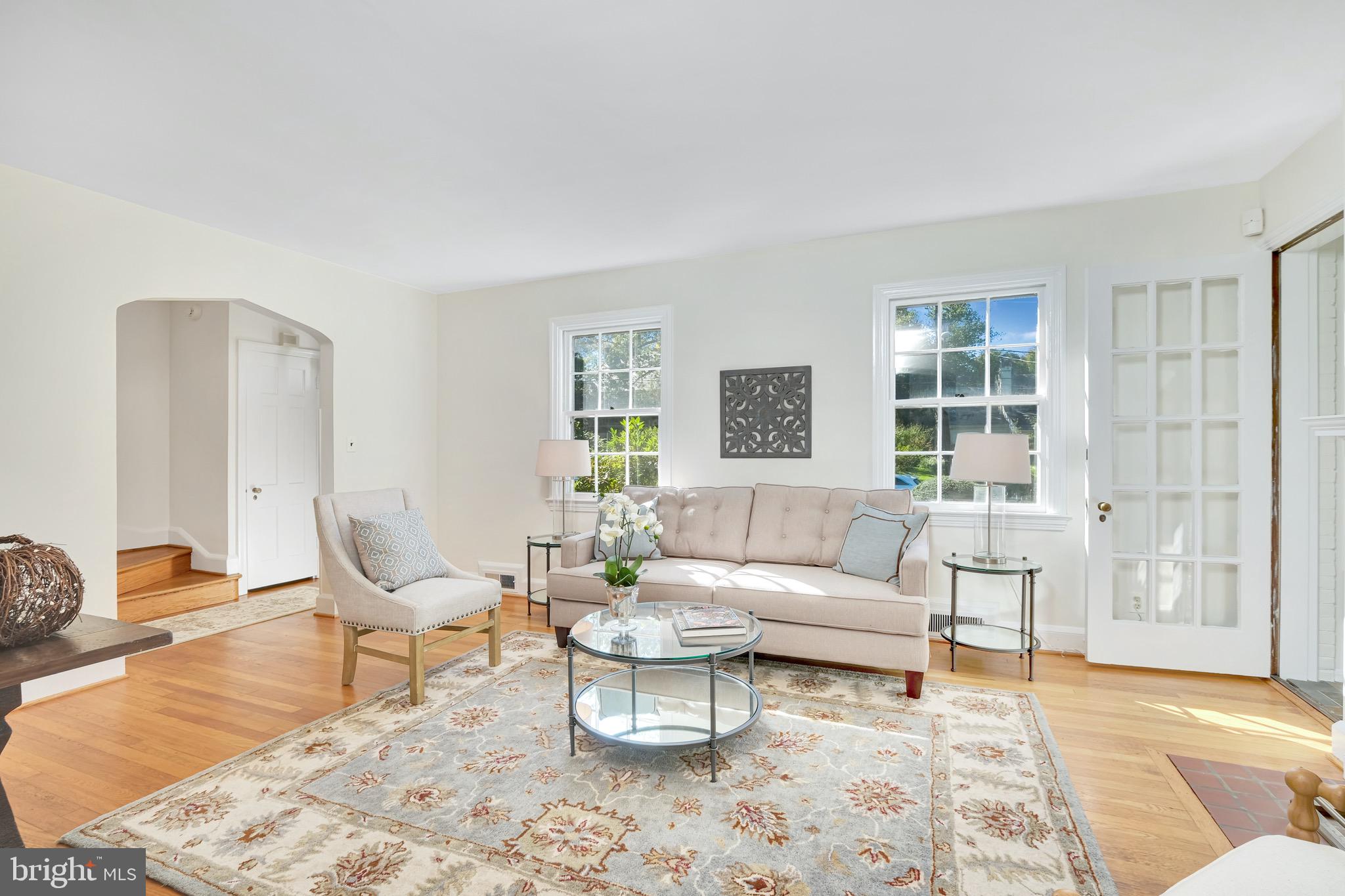 1113 Woodside Parkway Silver Spring, MD 20910 - Photo 3 of 32 Sunny Bright Living Room