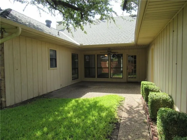 a view of yard with green space