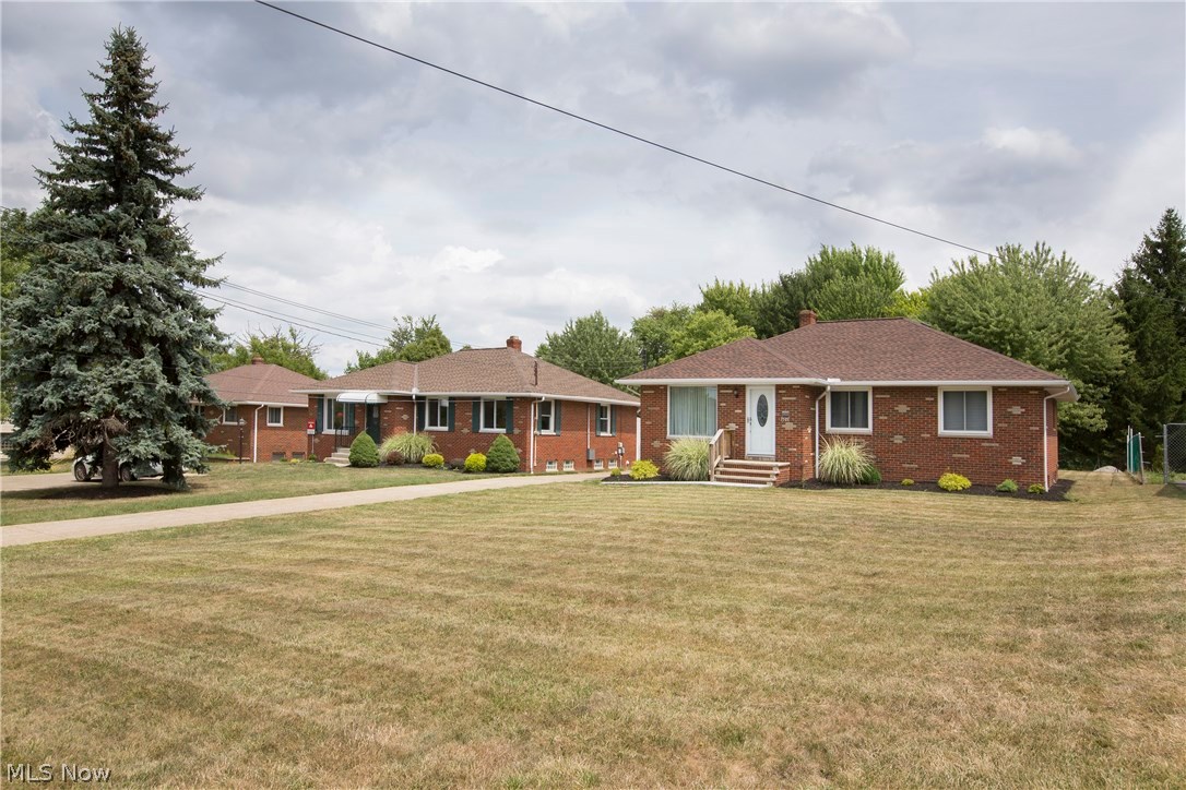 7519 York Road Cleveland, OH 44130 - Photo 2 of 29 Set back off York for nice privacy yet close to all the amenities!