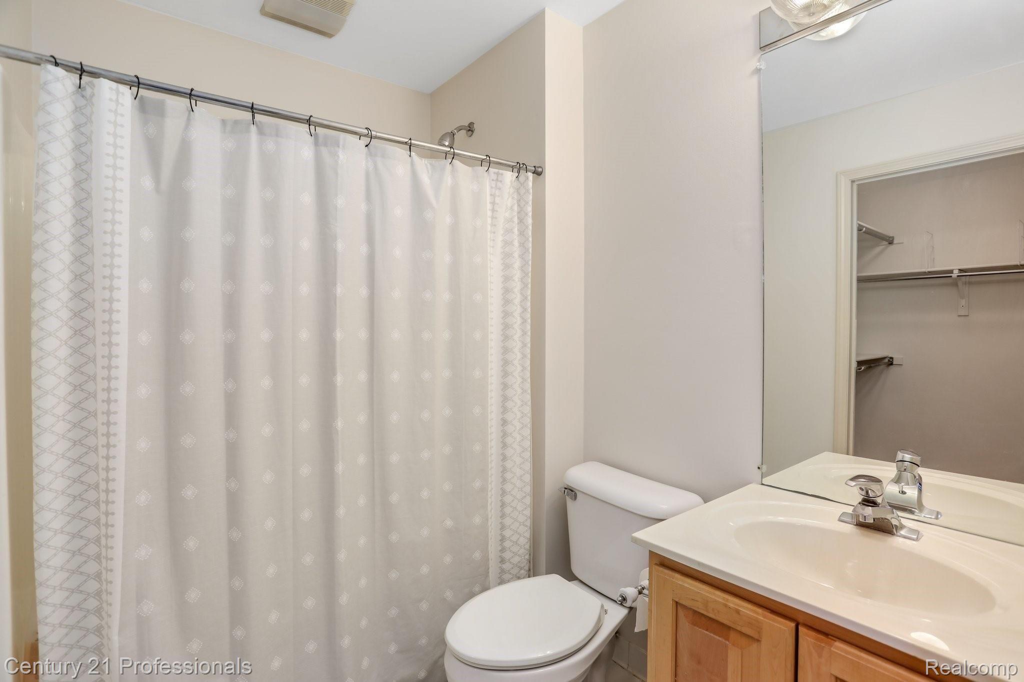 899 Loggers Circle Rochester, MI 48307 - Photo 39 of 52 27-web-or-mls-899 Loggers Circle Rochester029.jpg