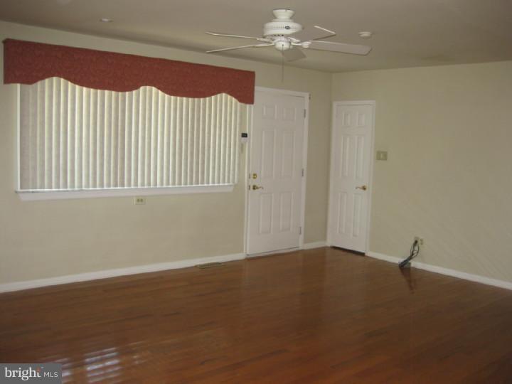 352 Newtown Road Warminster, PA 18974 - Photo 2 of 17 Living Room