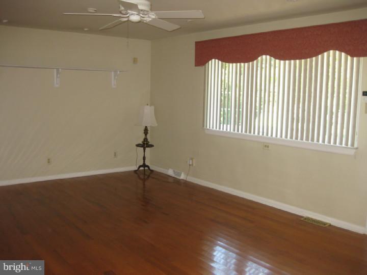 352 Newtown Road Warminster, PA 18974 - Photo 3 of 17 Living Room