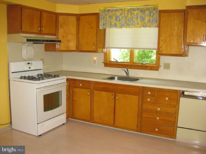 352 Newtown Road Warminster, PA 18974 - Photo 5 of 17 Kitchen