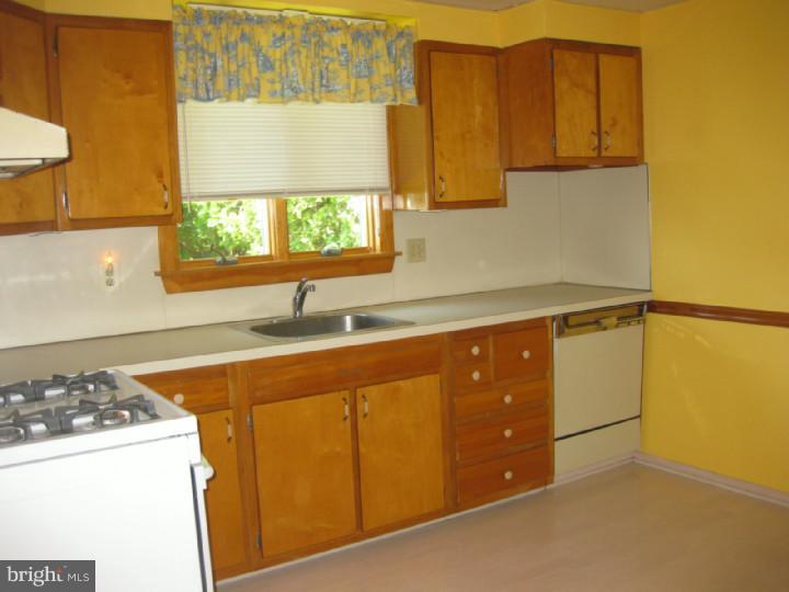352 Newtown Road Warminster, PA 18974 - Photo 6 of 17 Kitchen