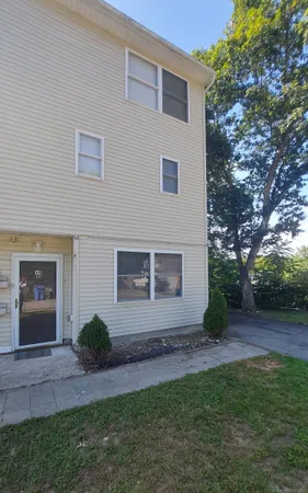 $2,300 | 10 Hillcrest Street, Unit B, Norwich, CT 06360