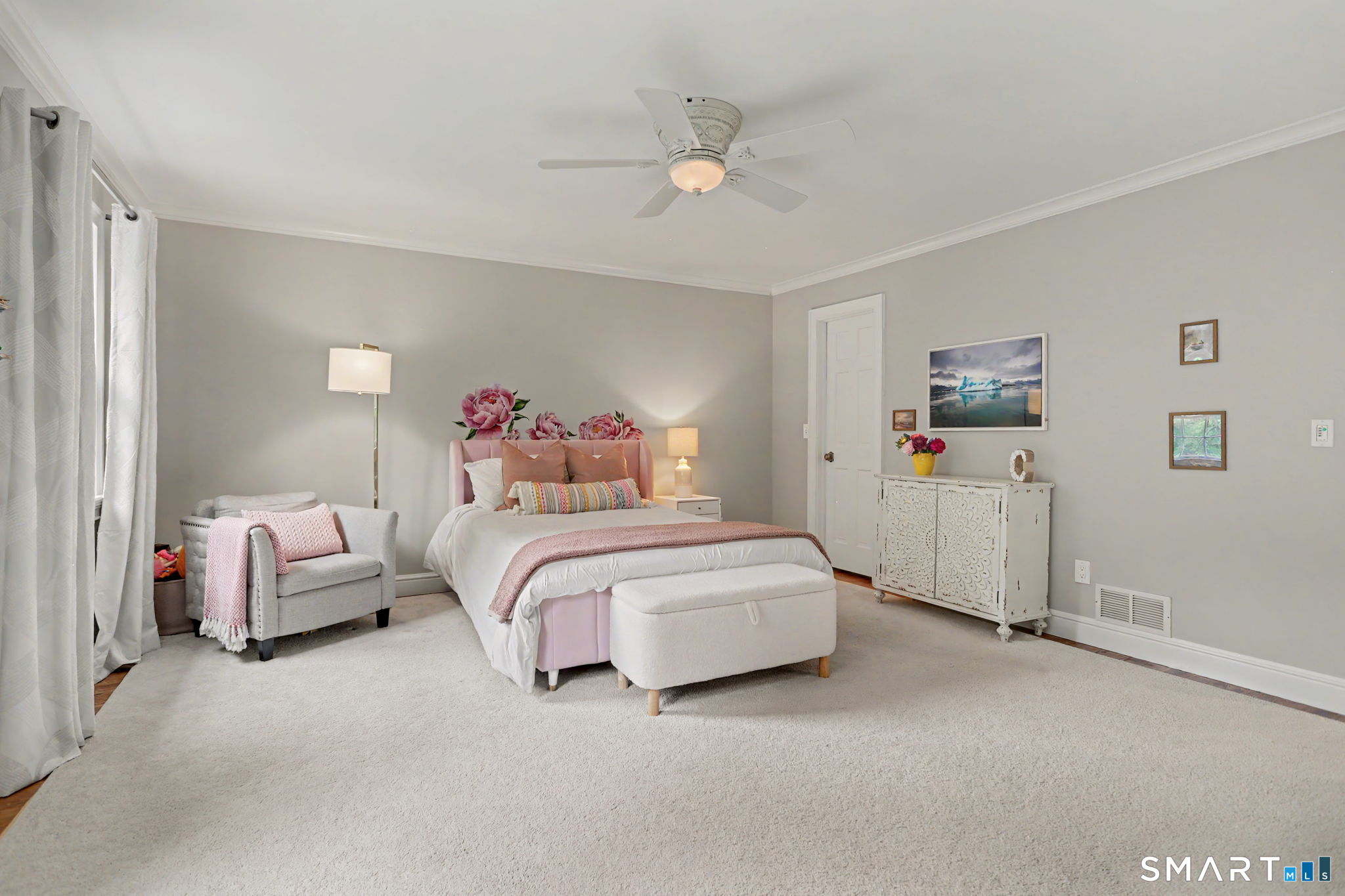 596 Silvermine Road New Canaan, CT 06840 - Photo 23 of 37 Bedroom with en suite