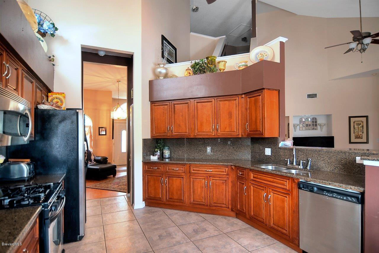 3345 Holly Springs Road Melbourne, FL 32934 - Photo 9 of 12 kitchen3