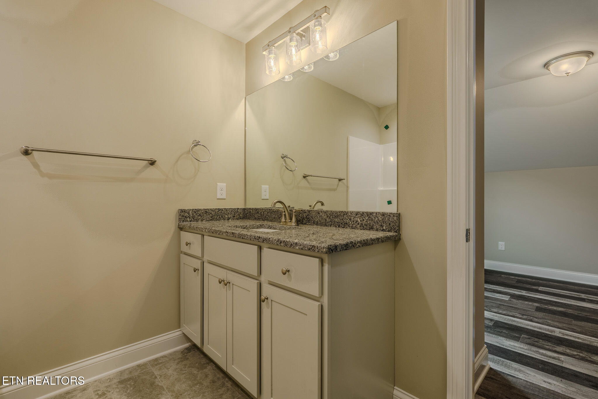 2927 Snow Pond Road Knoxville, TN 37931 - Photo 51 of 60 Upstairs Bathroom 2 2