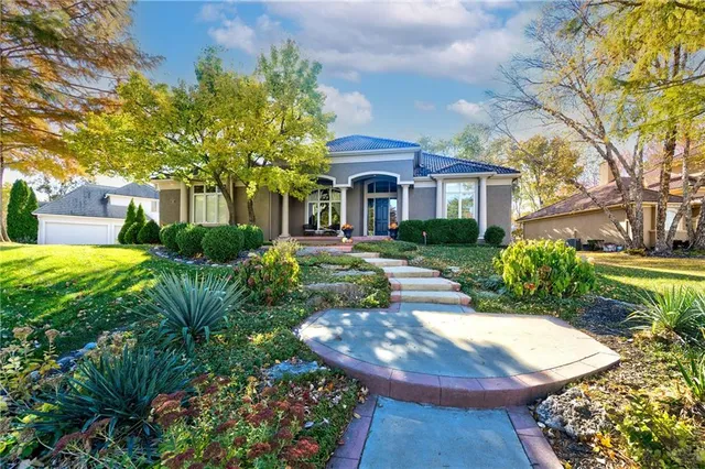 $975,000 | 609 Northeast Lake Point Drive, Lee's Summit, MO 64064