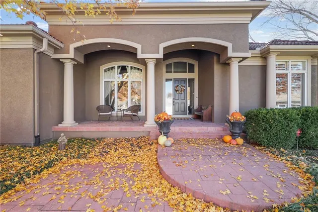 $975,000 | 609 Northeast Lake Point Drive, Lee's Summit, MO 64064