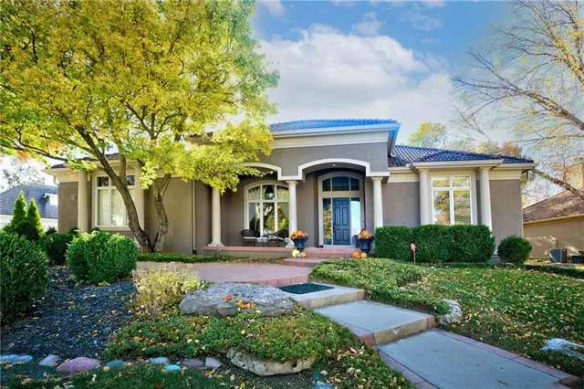 $975,000 | 609 Northeast Lake Point Drive, Lee's Summit, MO 64064