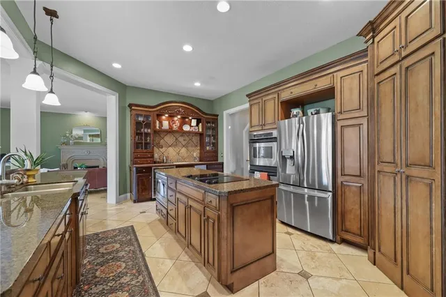 $975,000 | 609 Northeast Lake Point Drive, Lee's Summit, MO 64064