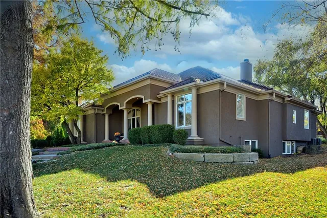 $975,000 | 609 Northeast Lake Point Drive, Lee's Summit, MO 64064