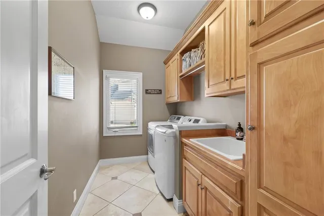 $975,000 | 609 Northeast Lake Point Drive, Lee's Summit, MO 64064