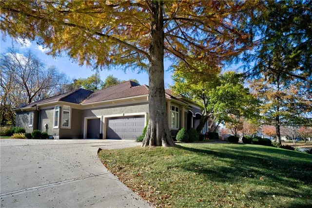 $975,000 | 609 Northeast Lake Point Drive, Lee's Summit, MO 64064