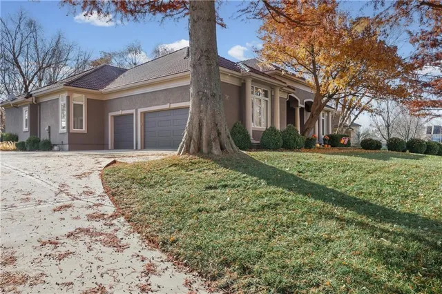 $975,000 | 609 Northeast Lake Point Drive, Lee's Summit, MO 64064