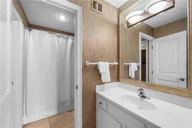 $975,000 | 609 Northeast Lake Point Drive, Lee's Summit, MO 64064