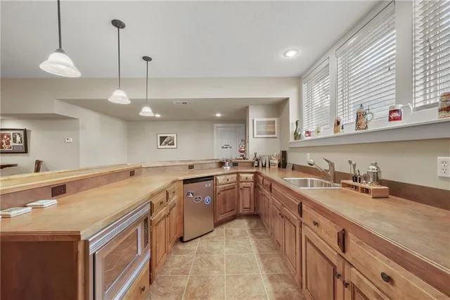 $975,000 | 609 Northeast Lake Point Drive, Lee's Summit, MO 64064