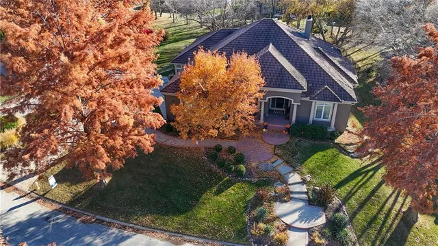 $975,000 | 609 Northeast Lake Point Drive, Lee's Summit, MO 64064