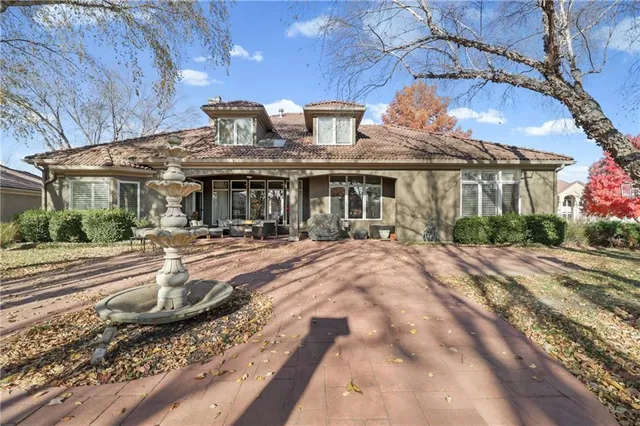 $975,000 | 609 Northeast Lake Point Drive, Lee's Summit, MO 64064