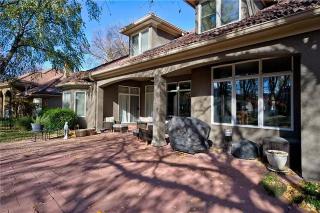 $975,000 | 609 Northeast Lake Point Drive, Lee's Summit, MO 64064