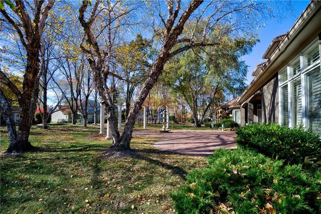 $975,000 | 609 Northeast Lake Point Drive, Lee's Summit, MO 64064