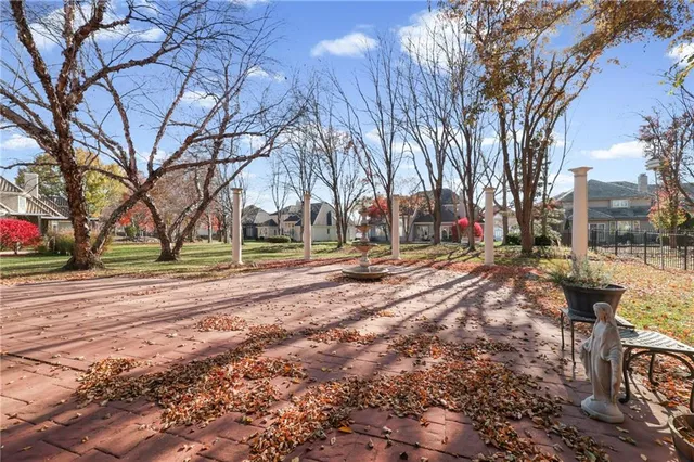 $975,000 | 609 Northeast Lake Point Drive, Lee's Summit, MO 64064