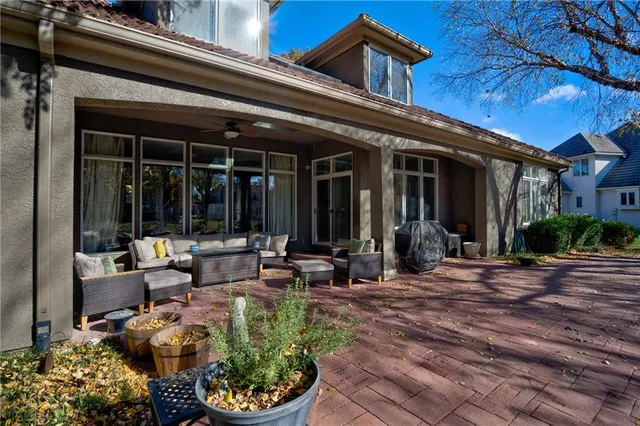 $975,000 | 609 Northeast Lake Point Drive, Lee's Summit, MO 64064