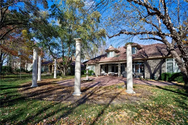 $975,000 | 609 Northeast Lake Point Drive, Lee's Summit, MO 64064