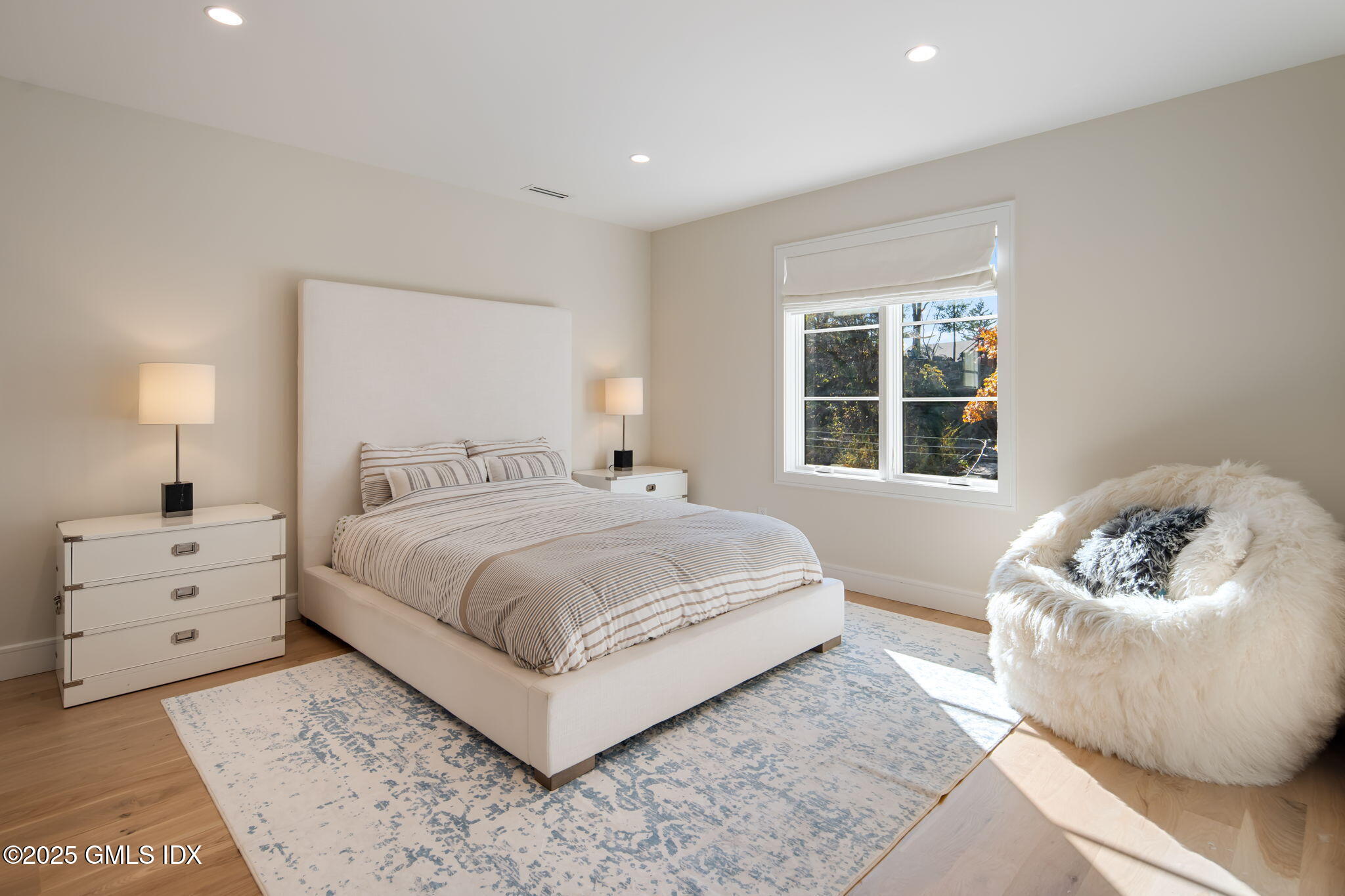 44 Amherst Road Old Greenwich, CT 06870 - Photo 28 of 39 a bedroom with a bed and a window