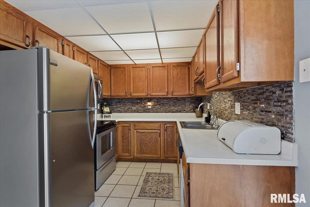 3028 Sutherland Road Springfield, IL 62702 - Photo 8 of 38