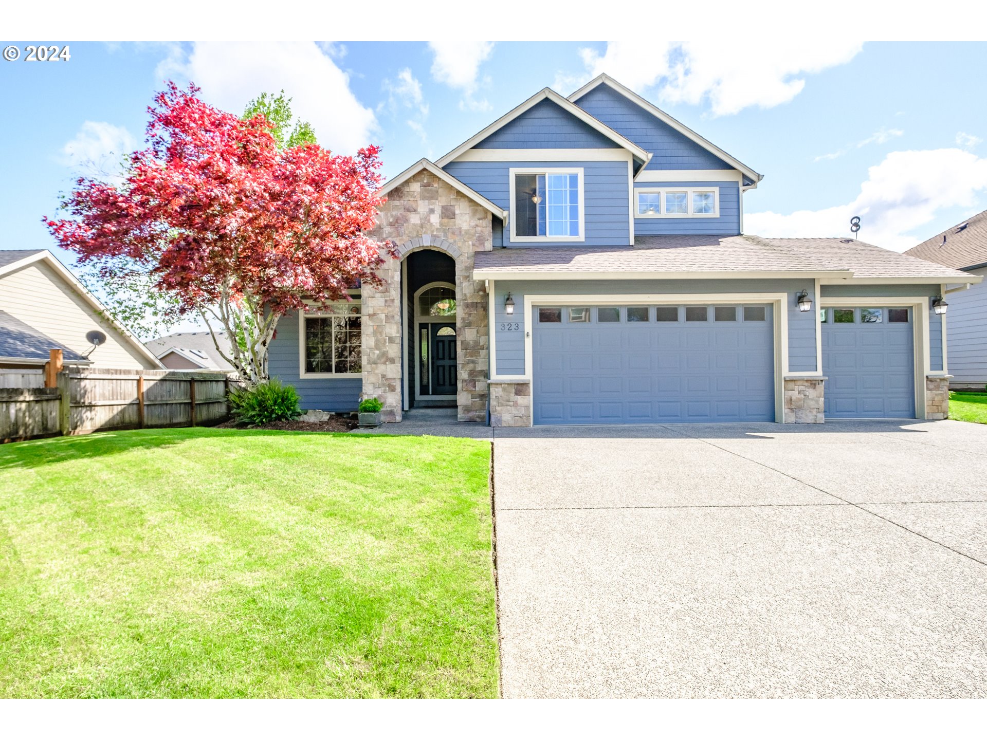 323 Northwest Reed Lane Dallas, OR 97338 - Photo 1 of 40 a front view of a house with garden
