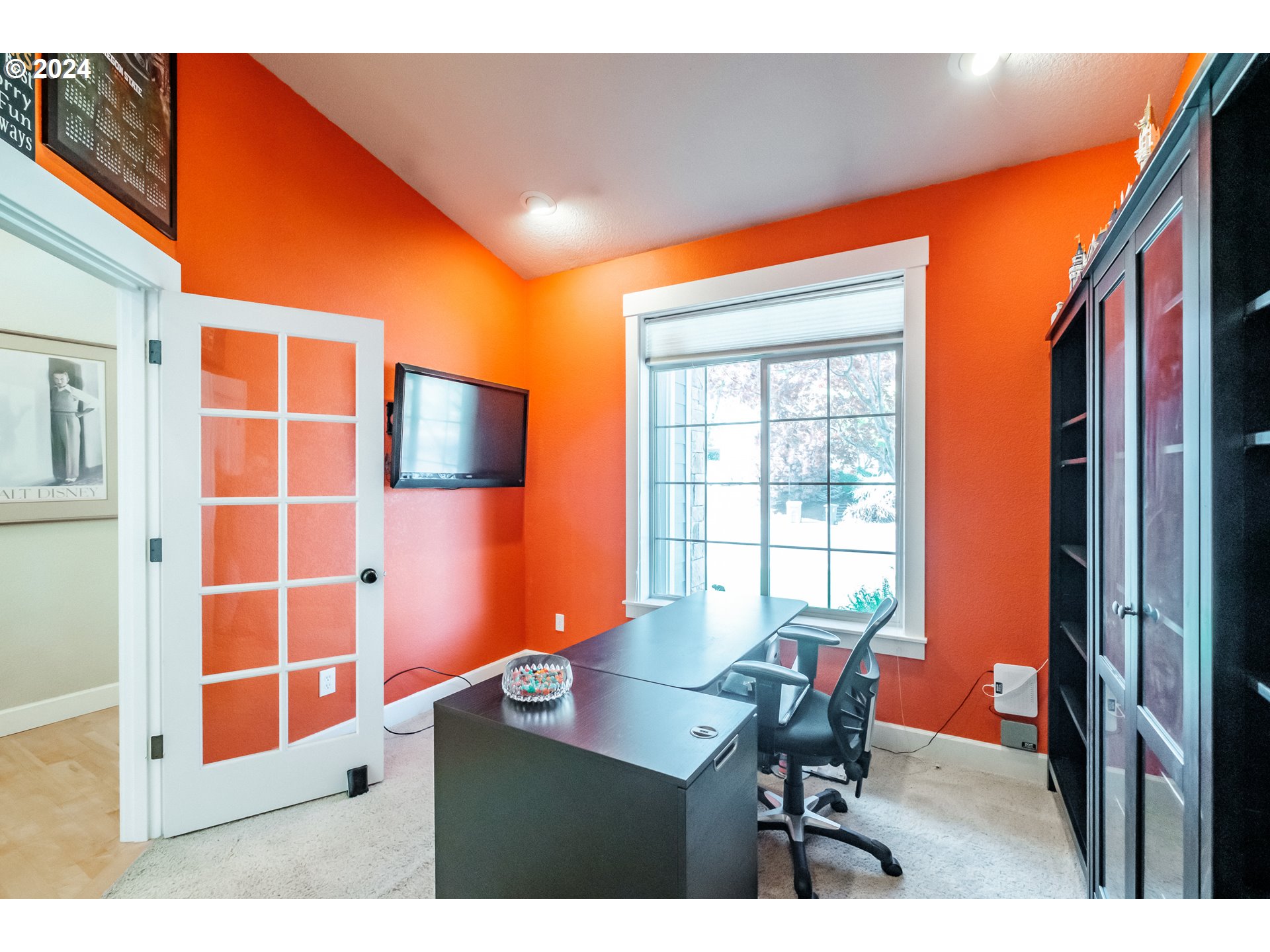 323 Northwest Reed Lane Dallas, OR 97338 - Photo 19 of 40 a workspace with furniture and window