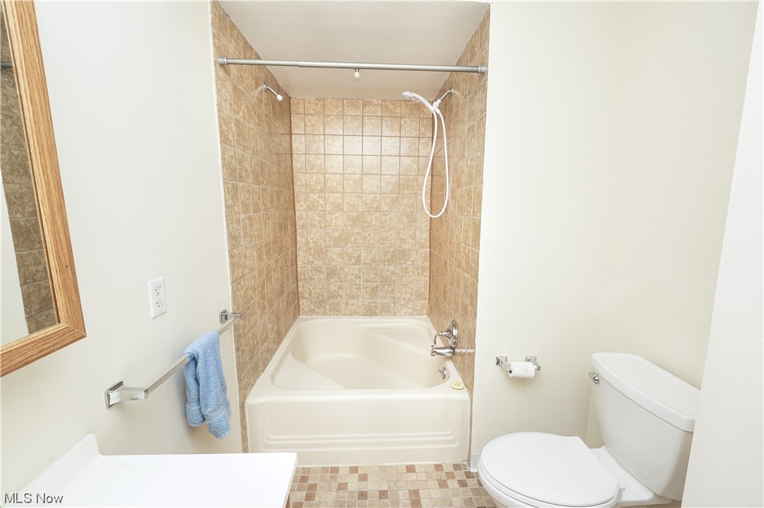 6640 Pearl Road, Unit 509 Cleveland, OH 44130 - Photo 15 of 20 Full bathroom featuring vanity, tiled shower / bath, mirror, and light tile flooring