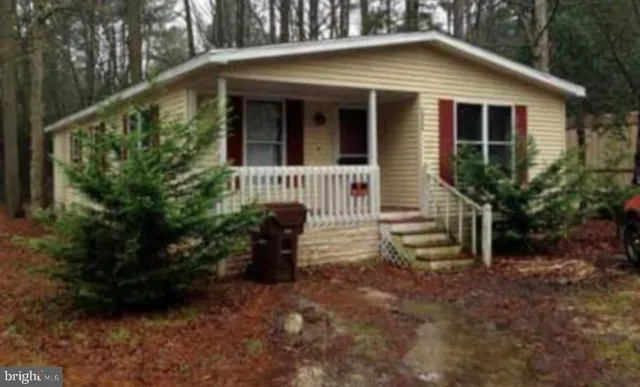 a view of a house with backyard and garden