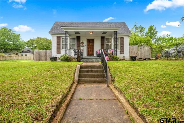 a view of a house with backyard porch and garden